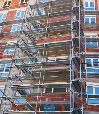 Fasadna skela postavljena na višespratnoj stambenoj zgradi